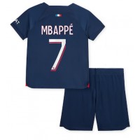 Billiga Paris Saint-Germain Kylian Mbappe #7 Barnkläder Hemma fotbollskläder till baby 2023-24 Kortärmad (+ Korta byxor)